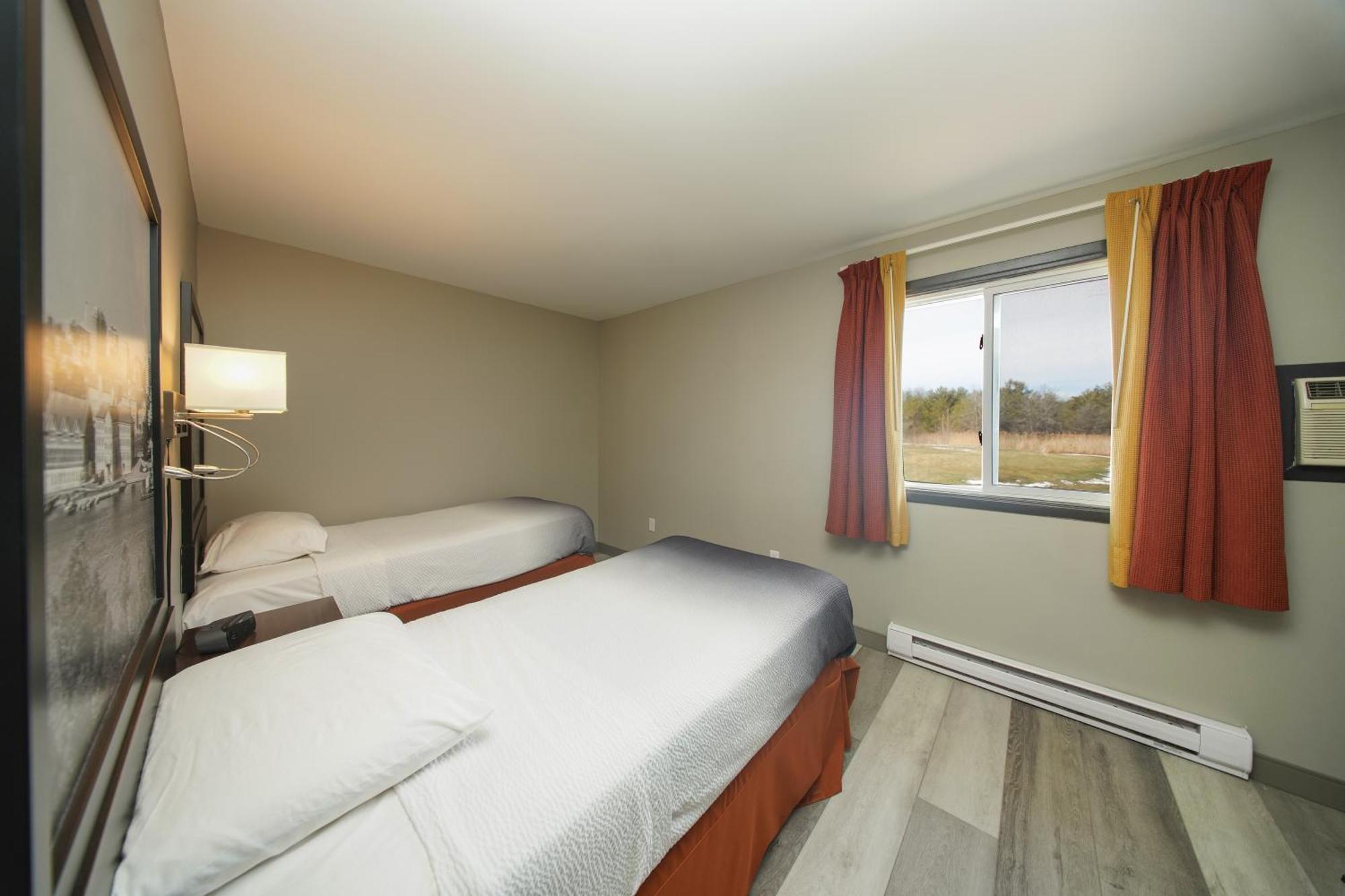Studio Suite One Queen Two Twin Beds Non-Smoking