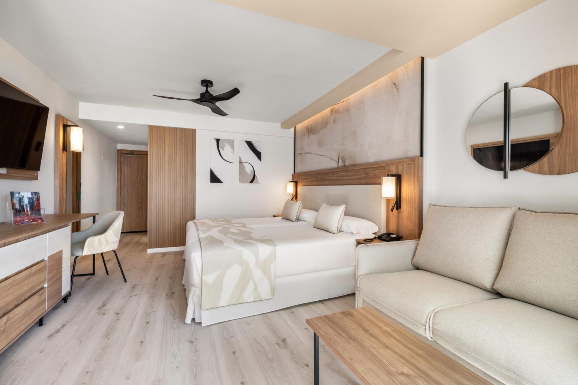 Chambre Double avec Balcon - Vue Latérale sur Mer