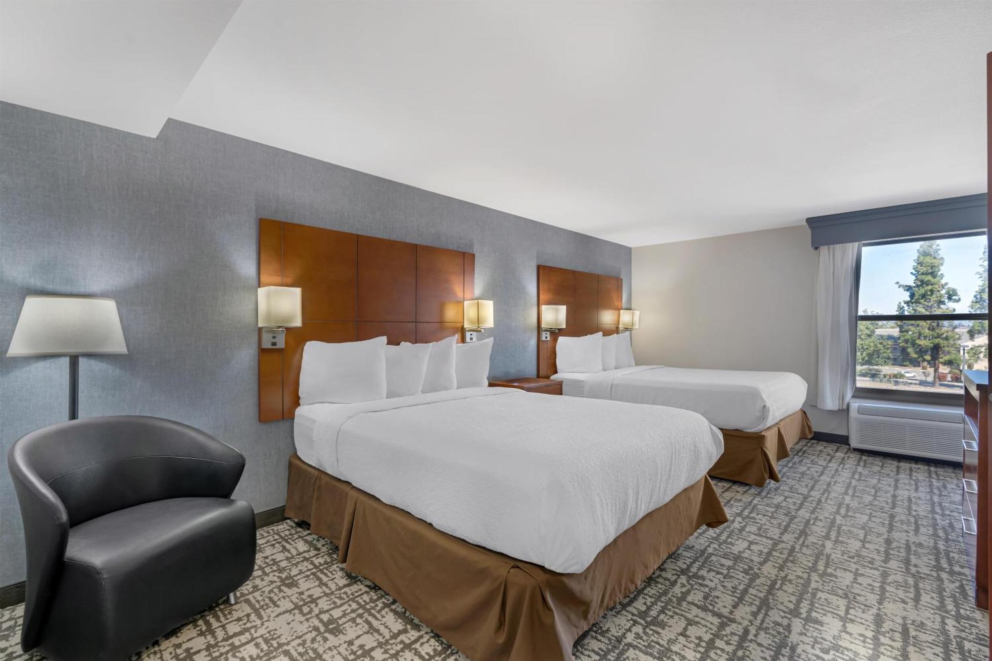 Queen Suite with Two Queen Beds and Bath Tub - Mobility Access