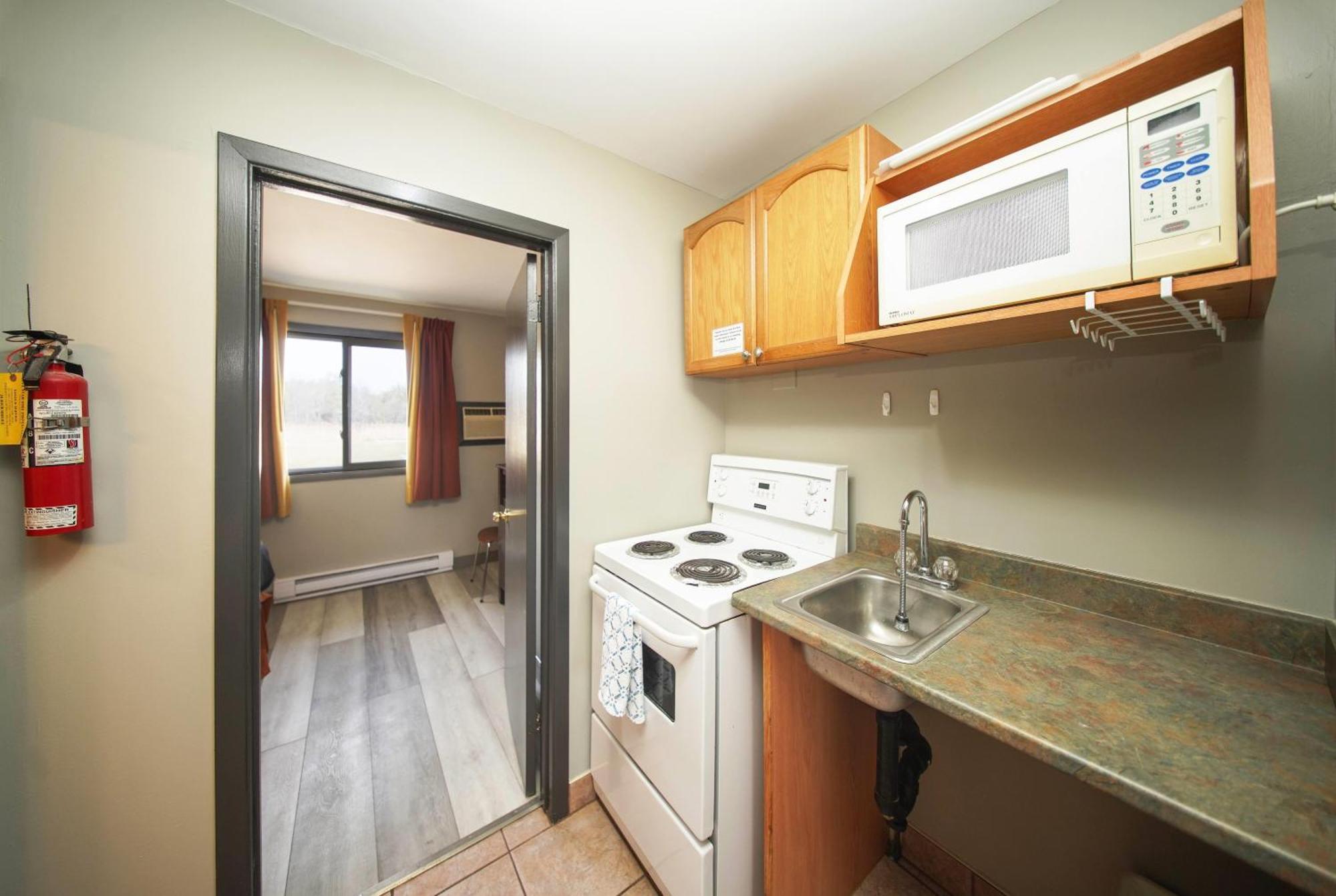 Studio Suite One Queen Two Twin Beds Non-Smoking