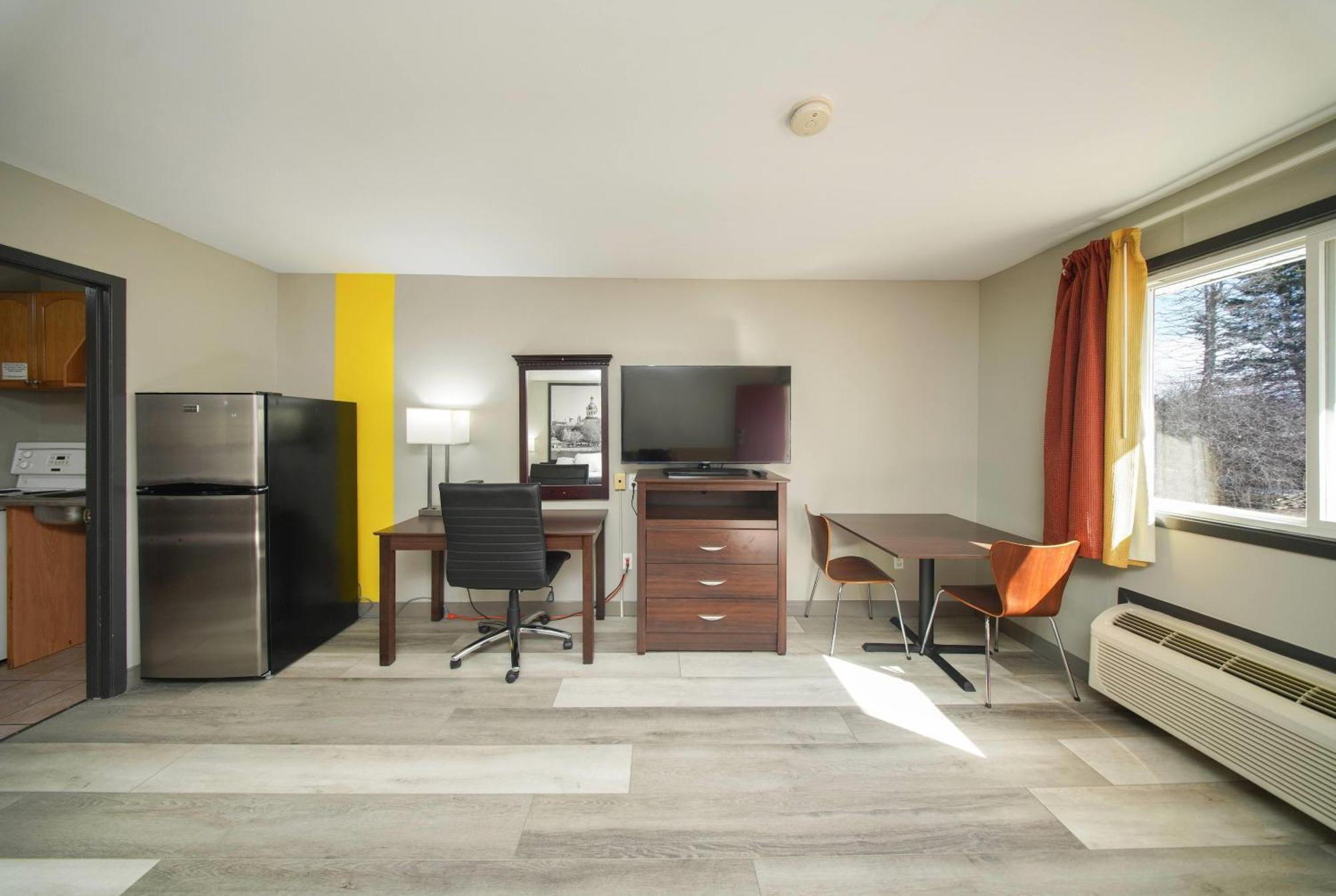 Studio Suite One Queen Two Twin Beds Non-Smoking