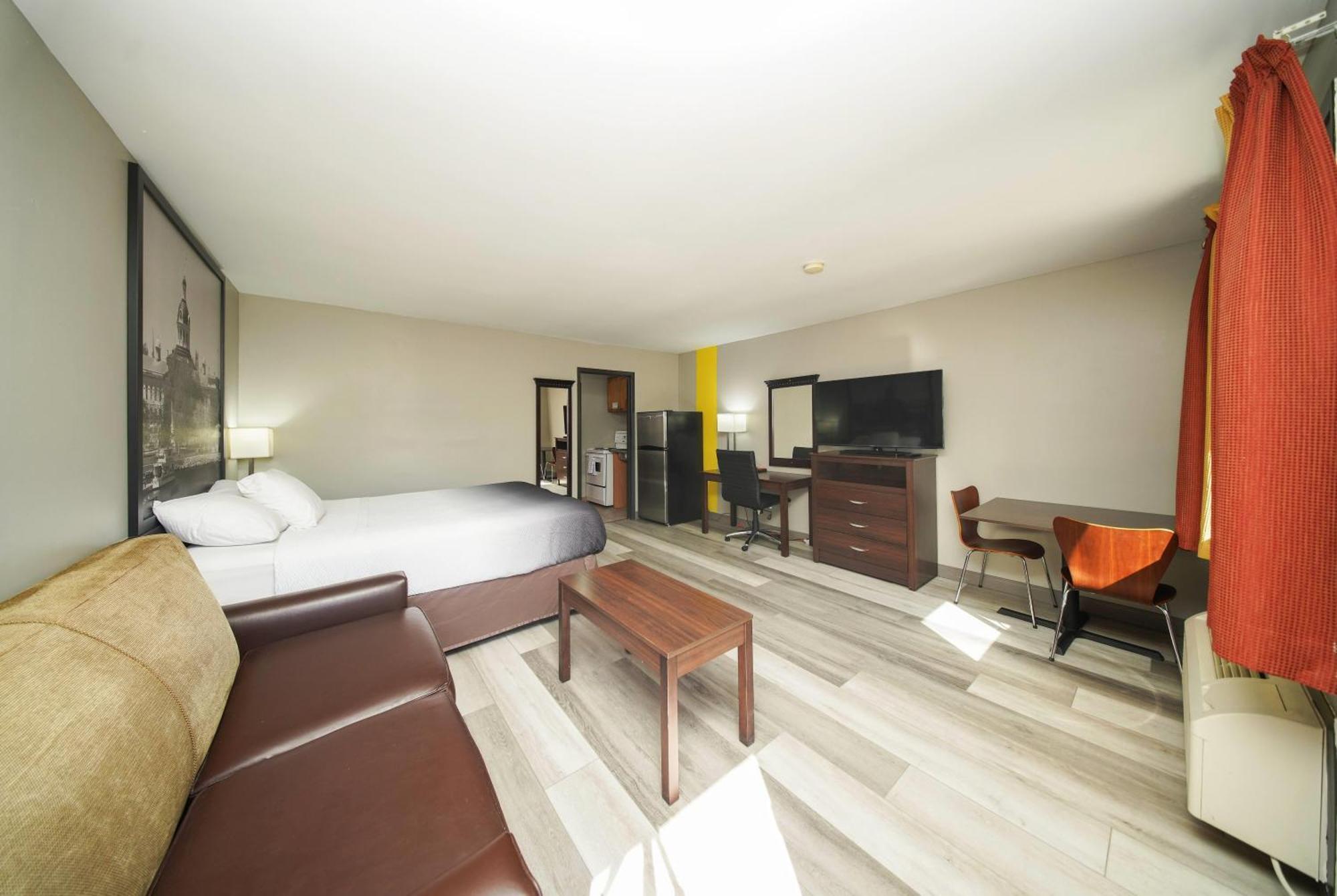 Studio Suite One Queen Two Twin Beds Non-Smoking