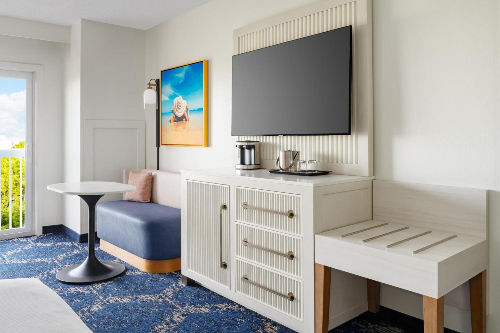 Suite mit 2 Queensize-Betten und Balkon mit Poolblick