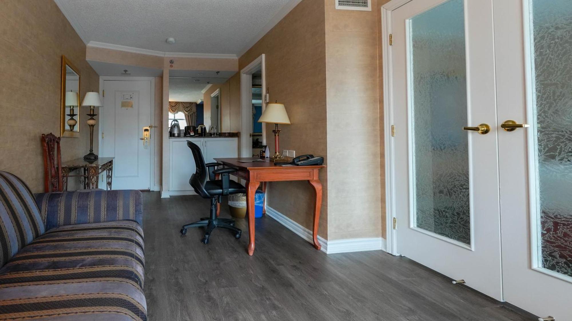 Suite avec 1 Lit Queen-Size et Canapé-Lit - Vue sur Extérieur