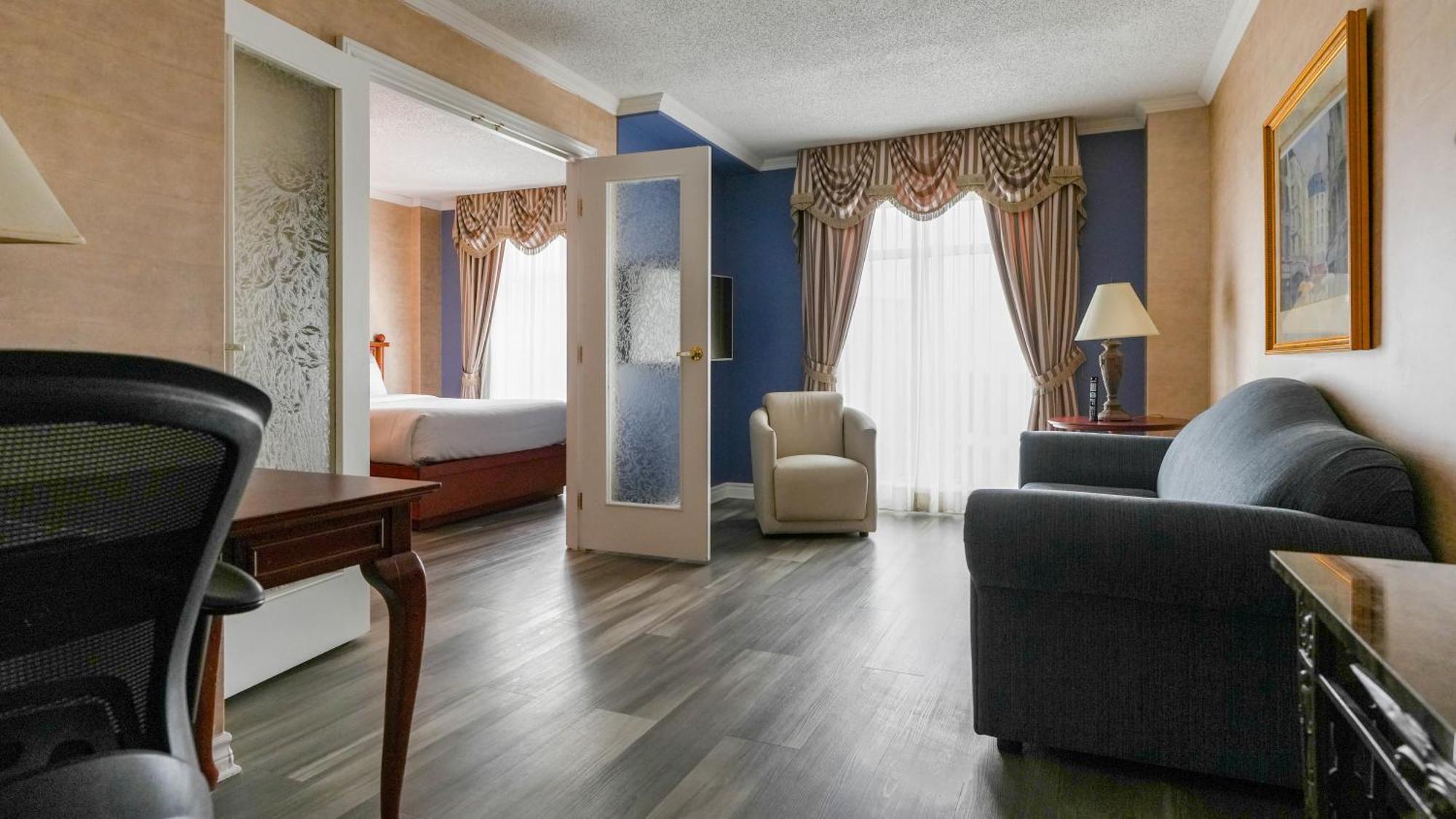 Suite Familiale avec 2 Lits Queen-Size et Canapé-Lit - Vue sur Ville