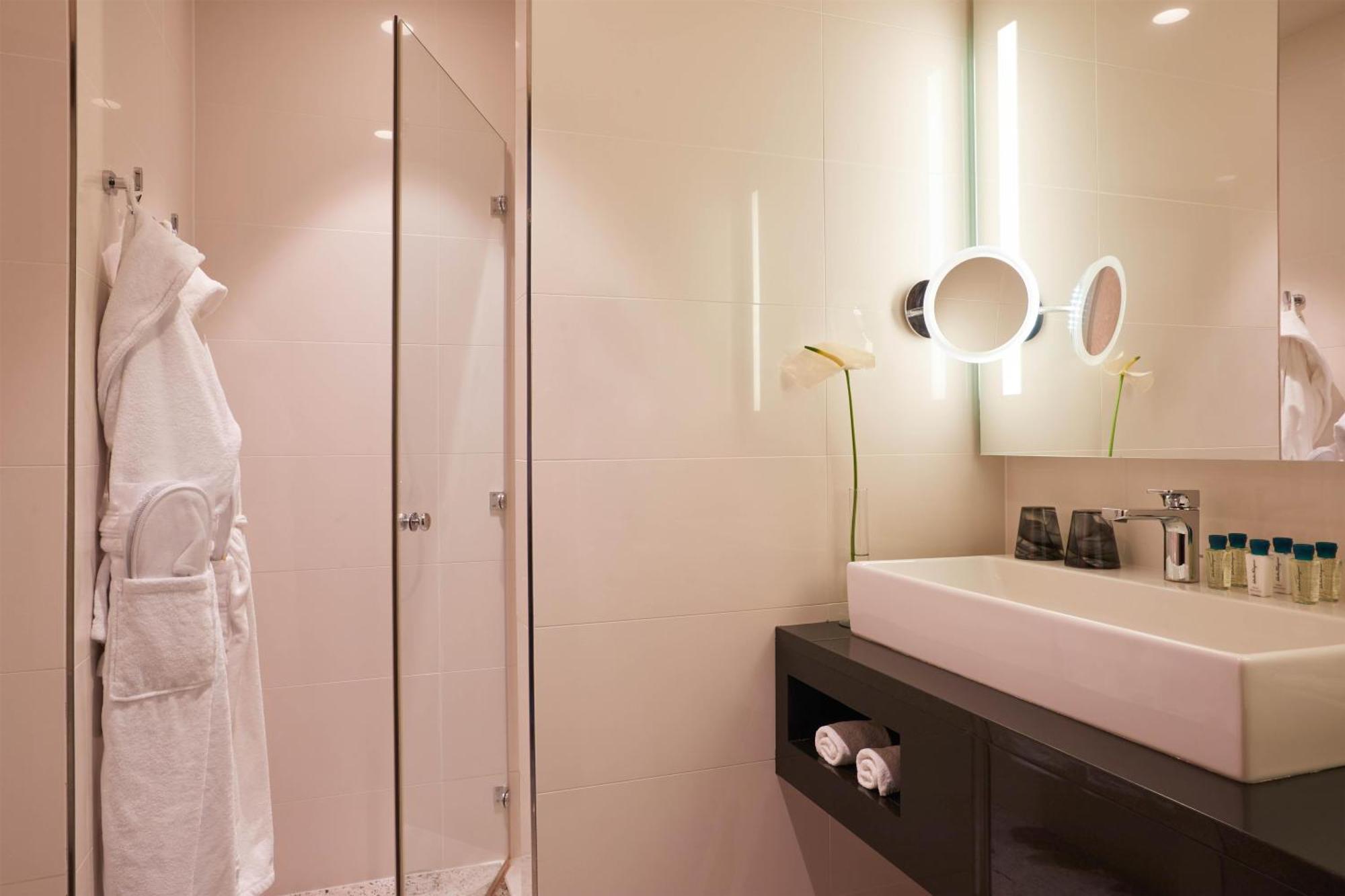 Hébergement Grand Deluxe avec Terrasse Vue sur Mer et Lit d'Appoint (2 Adultes + 1 Enfant)
