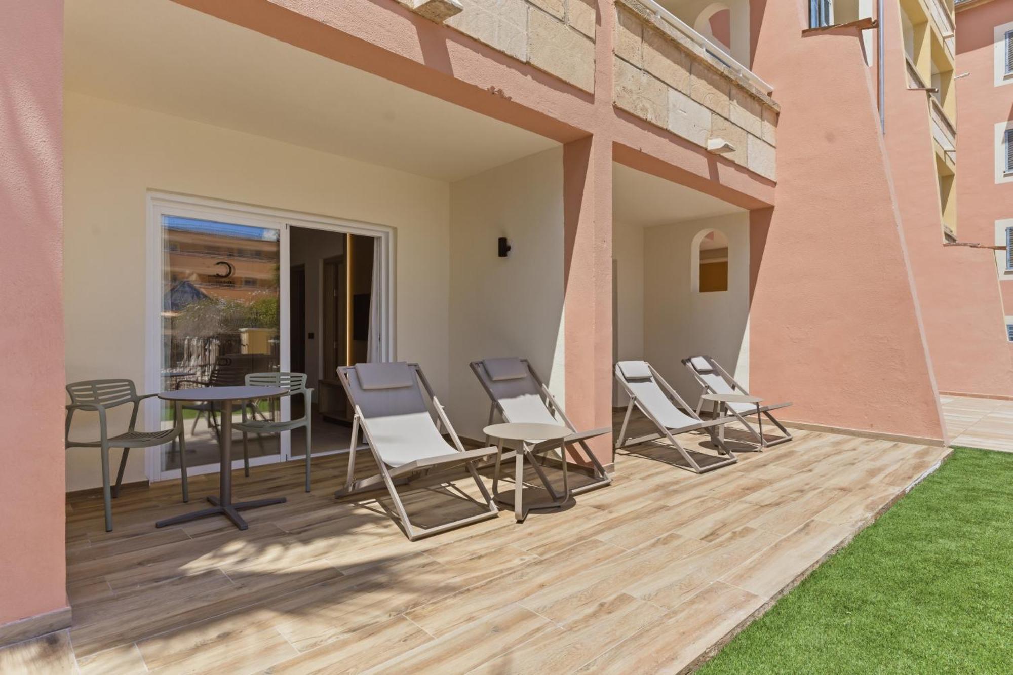 One-Bedroom Apartment Ground Floor Pool View