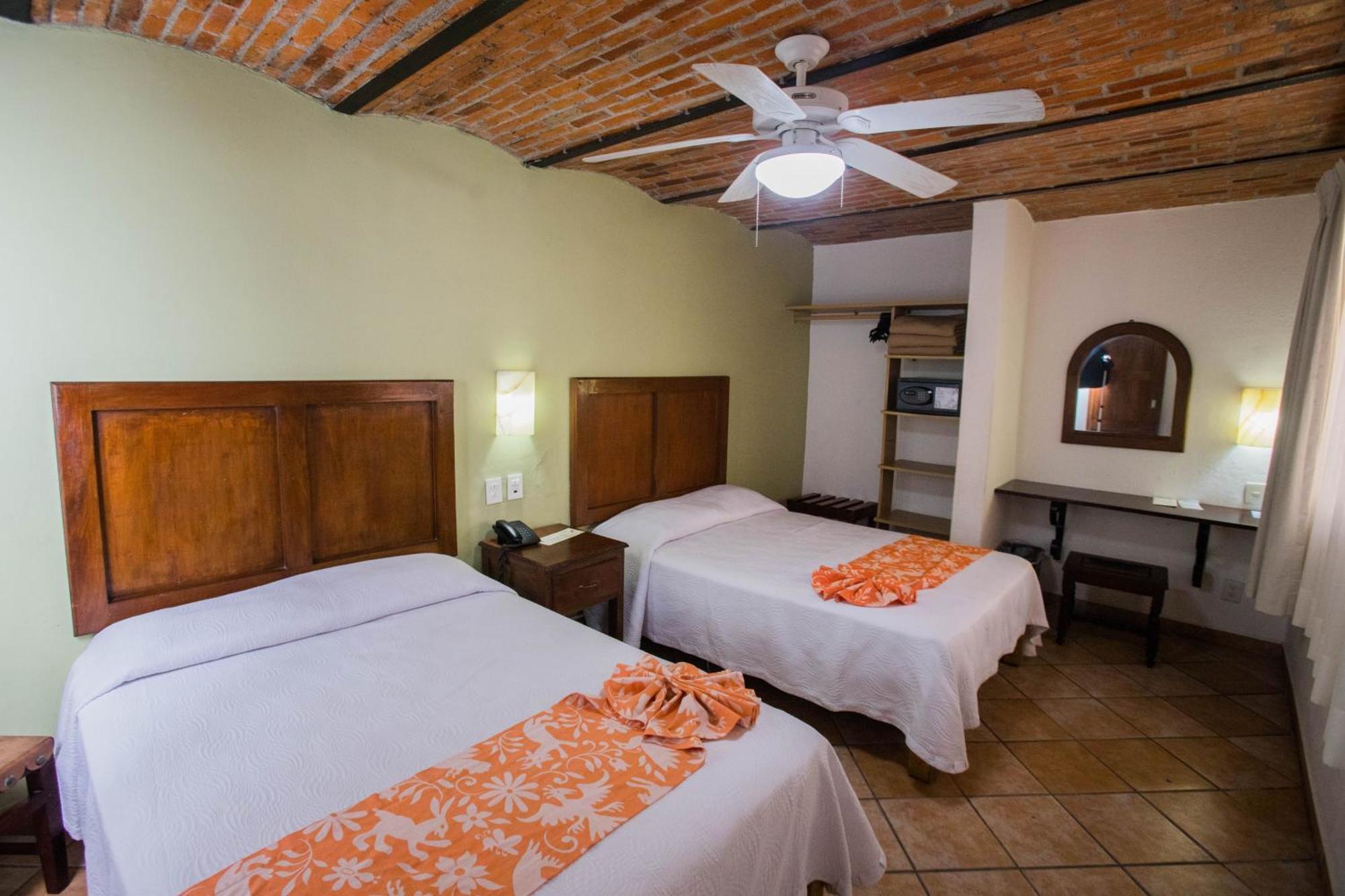 Quarto com 2 Camas de Solteiro