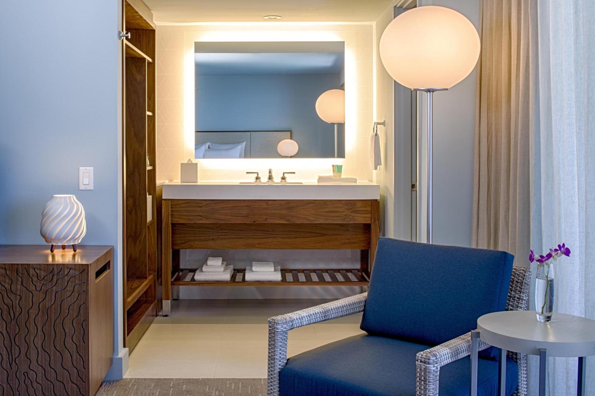 Quarto com Cama King-size e Vista da Cidade