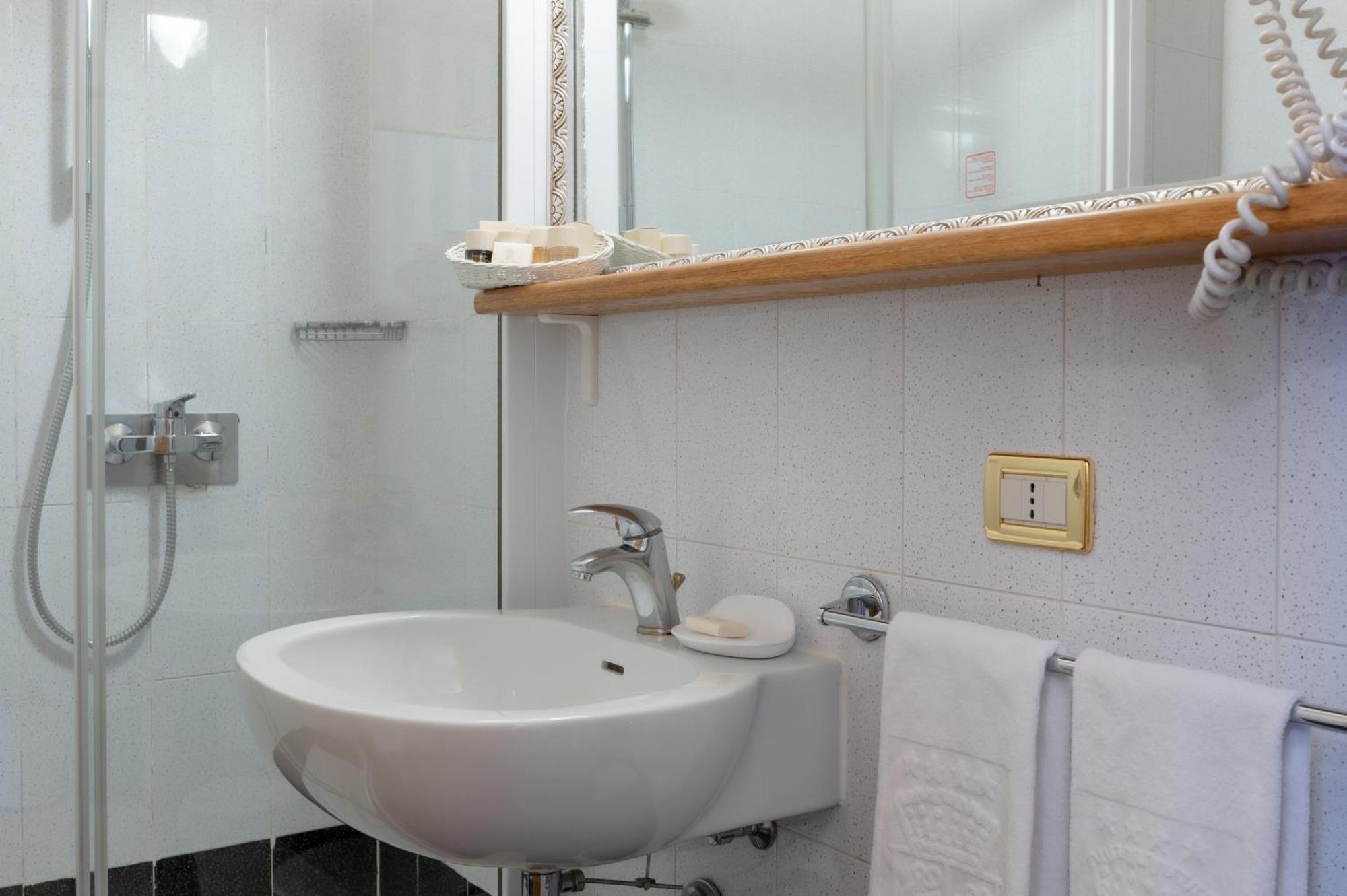 Standard Double or Twin Room Lake View,1770860911:JPEG