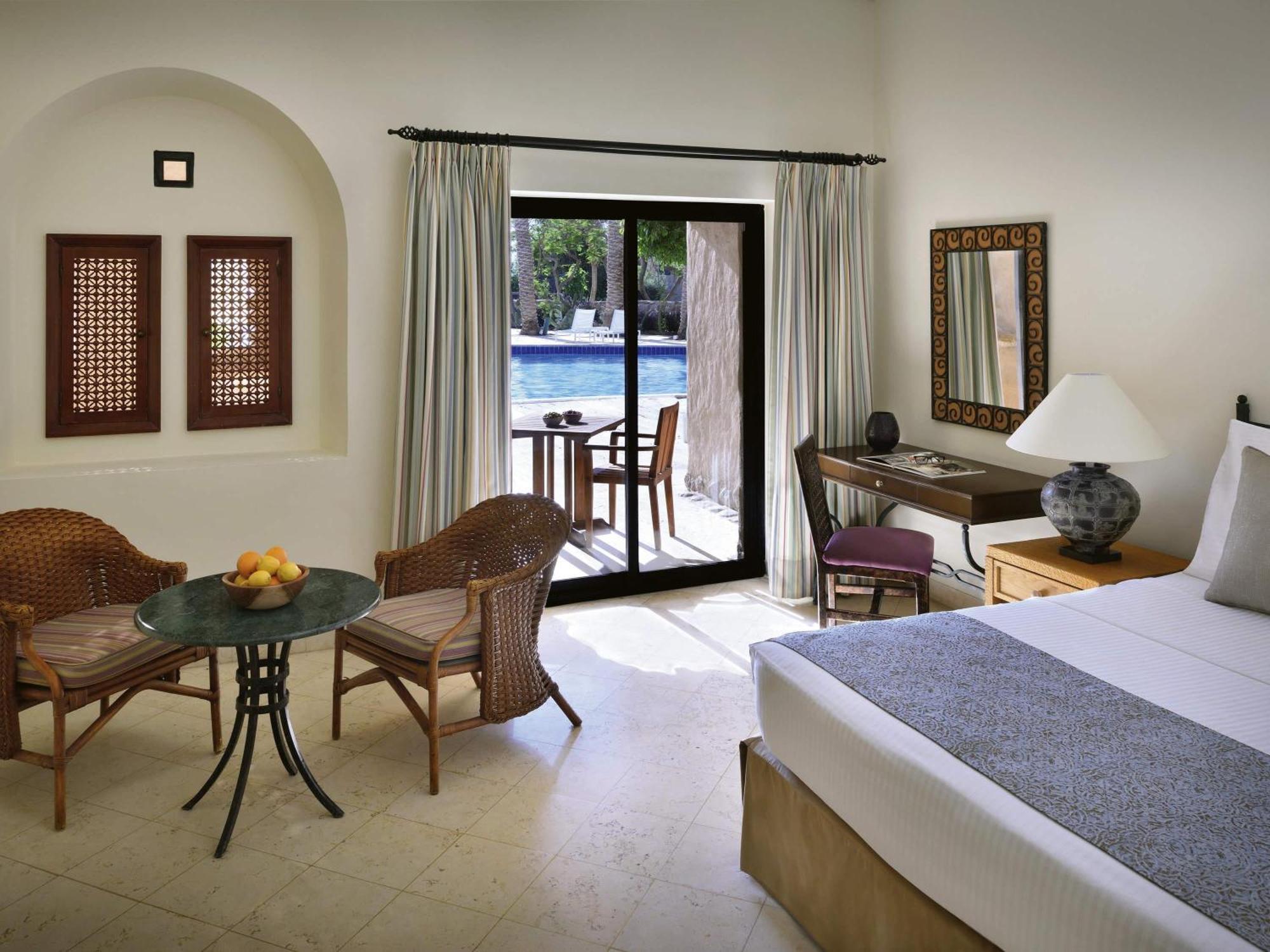Habitación Premium con cama extragrande y vistas a la piscina