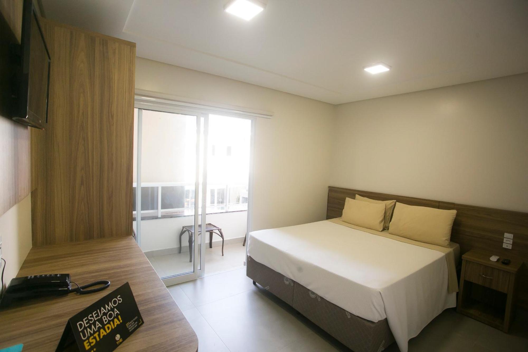 Quarto com Cama de Casal ou 2 de Solteiro e Varanda