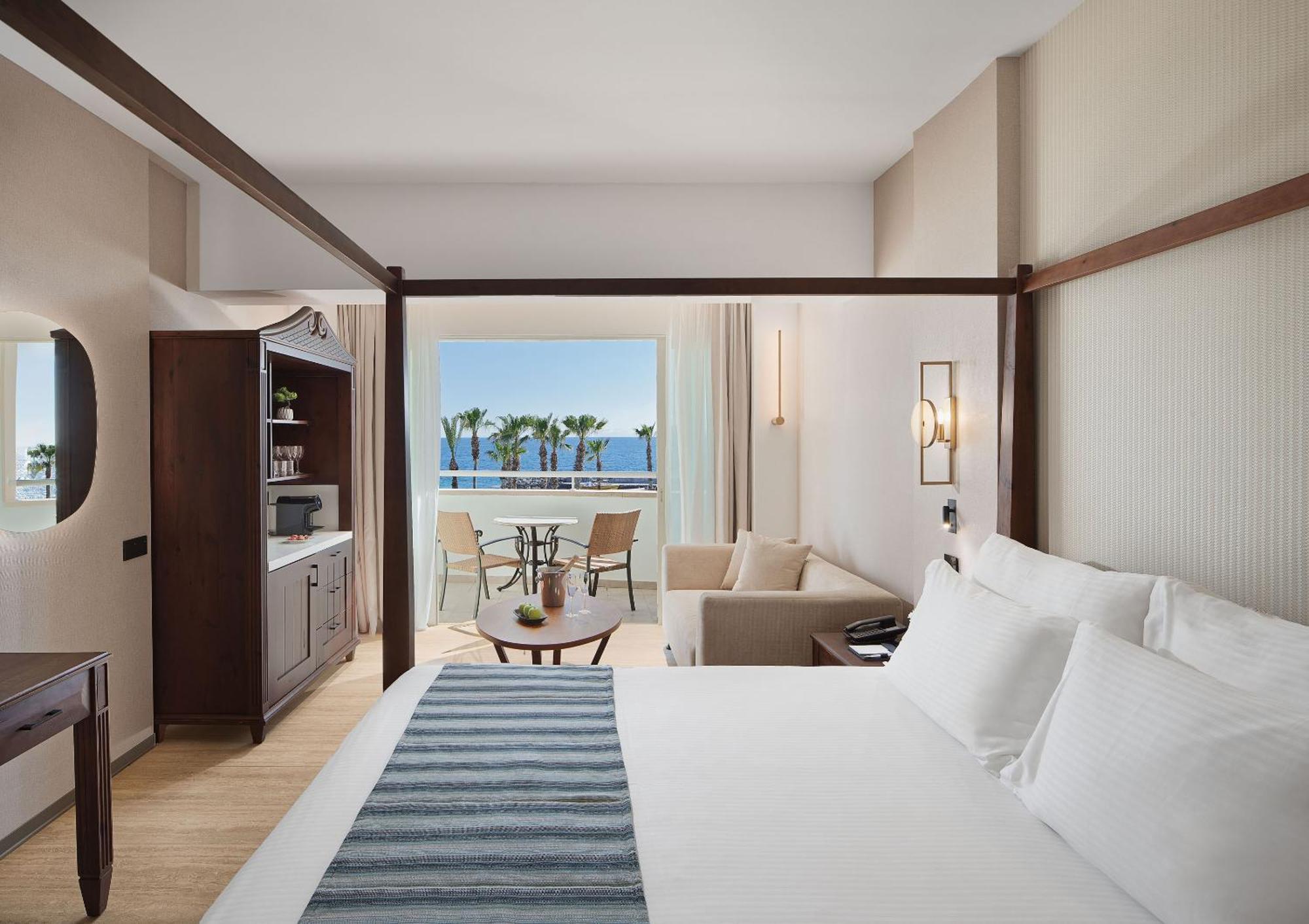 Fisherman’s Junior Suite Pool sea view 18 years old