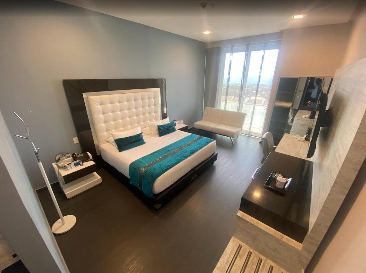 Habitación con cama extragrande y vistas al lago