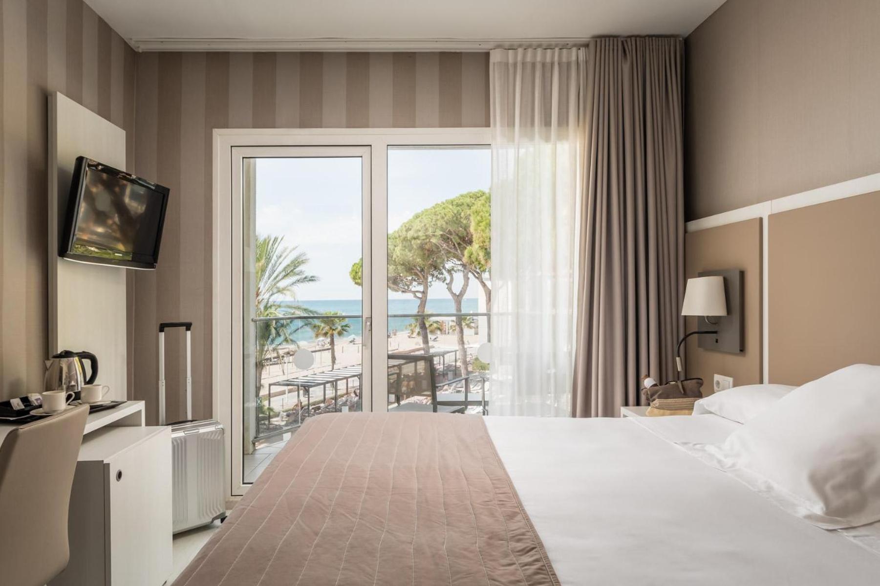 Chambre Double ou Lits Jumeaux avec Vue sur la Piscine et la Mer