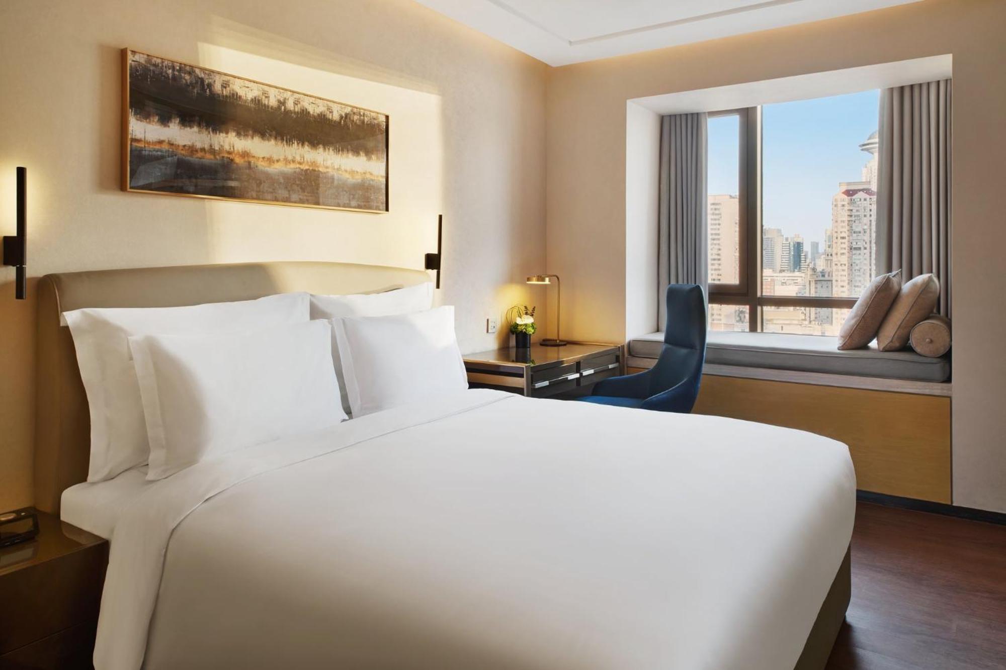 One-Bedroom King Suite with Dining Area and Kitchenette