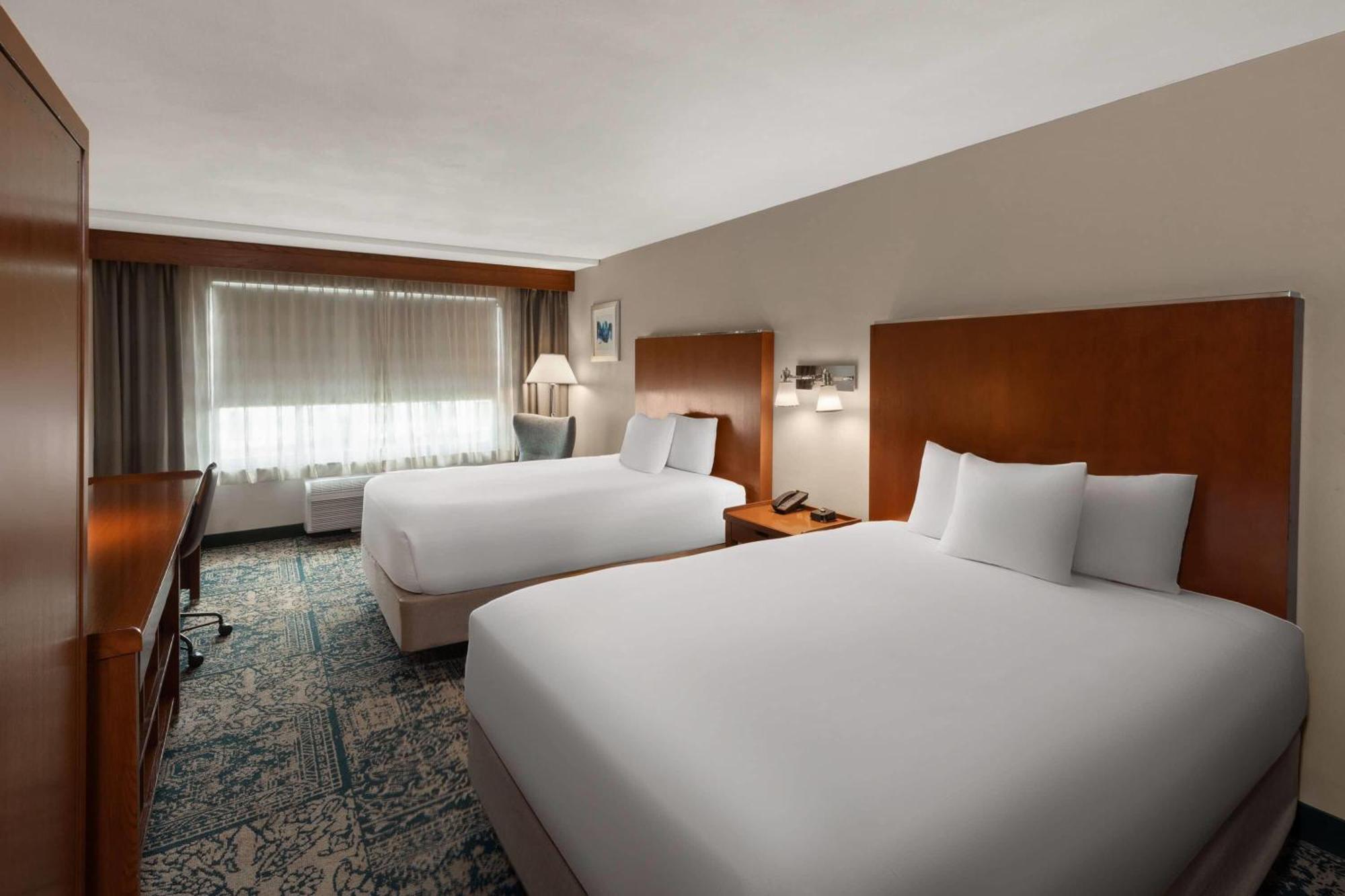 Deluxe Queen Room - Mobility/Hearing Accessible Room with Tub with Grab Bars/Non-Smoking