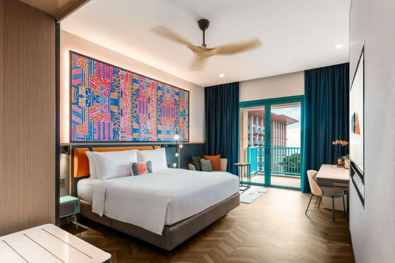 Deluxe Pool View Room