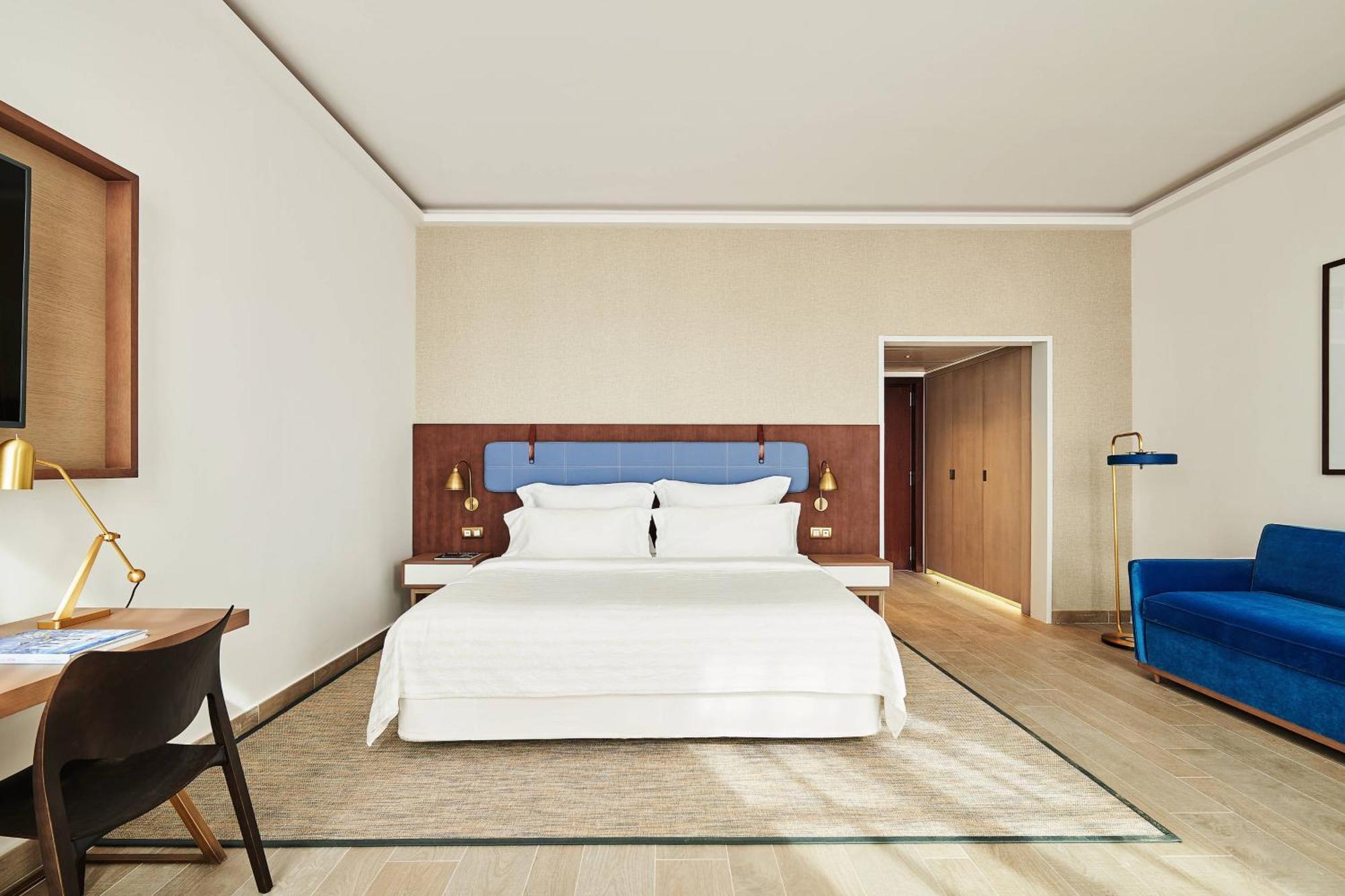 Habitación Histórica Superior con cama extragrande y vistas parciales al mar