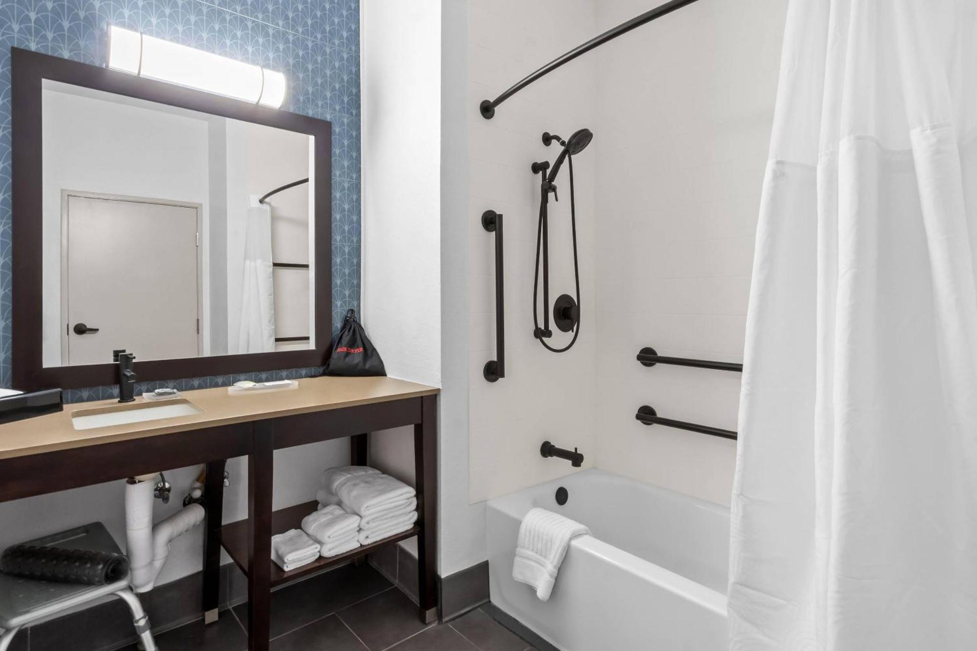 One-Bedroom King Suite - Disability Access/Non-Smoking