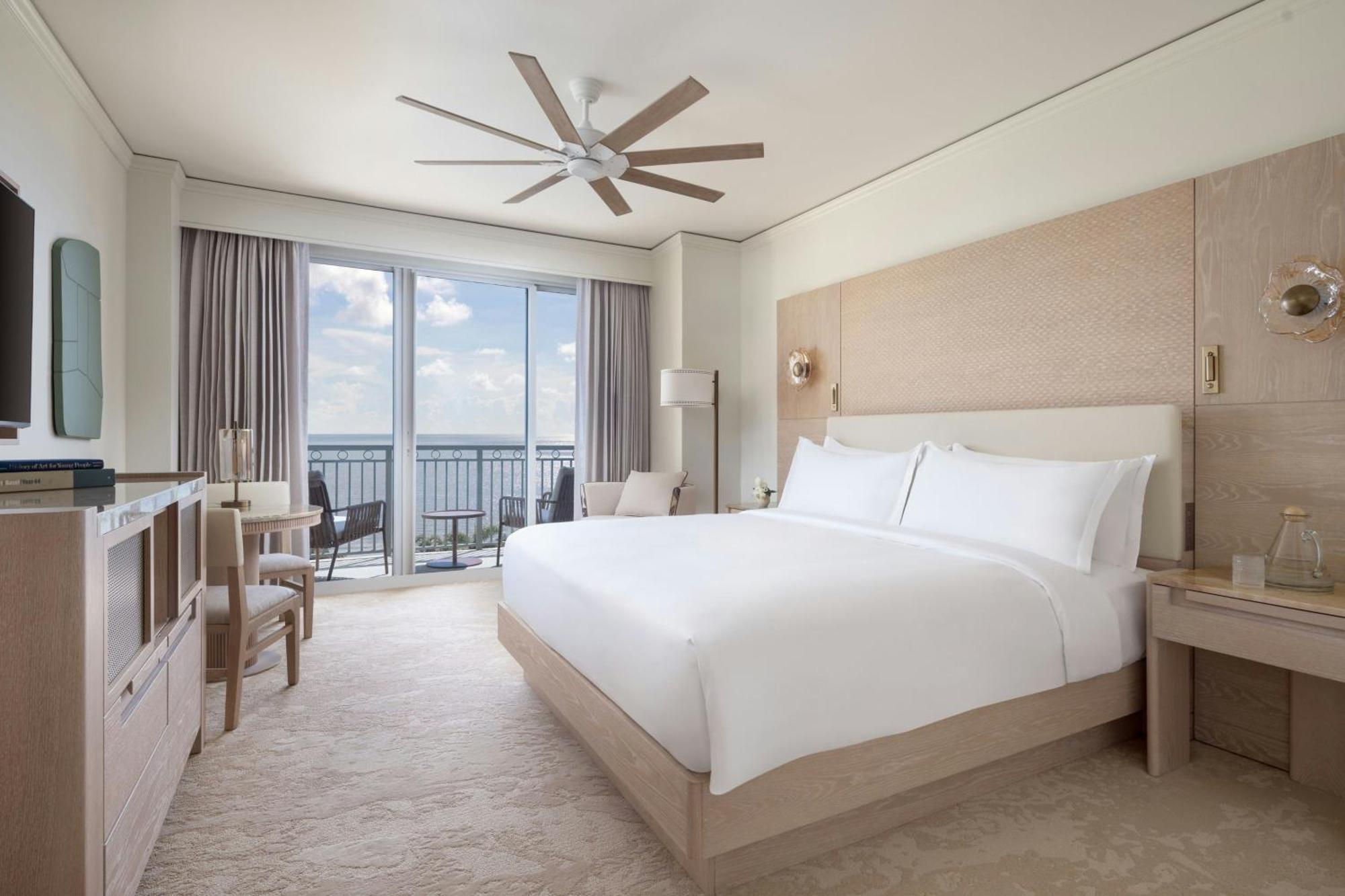 Quarto com Cama King-size e Vista do Mar