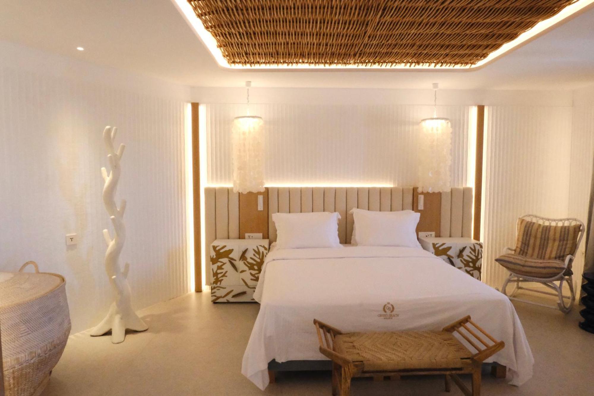 Mando Pool Suite