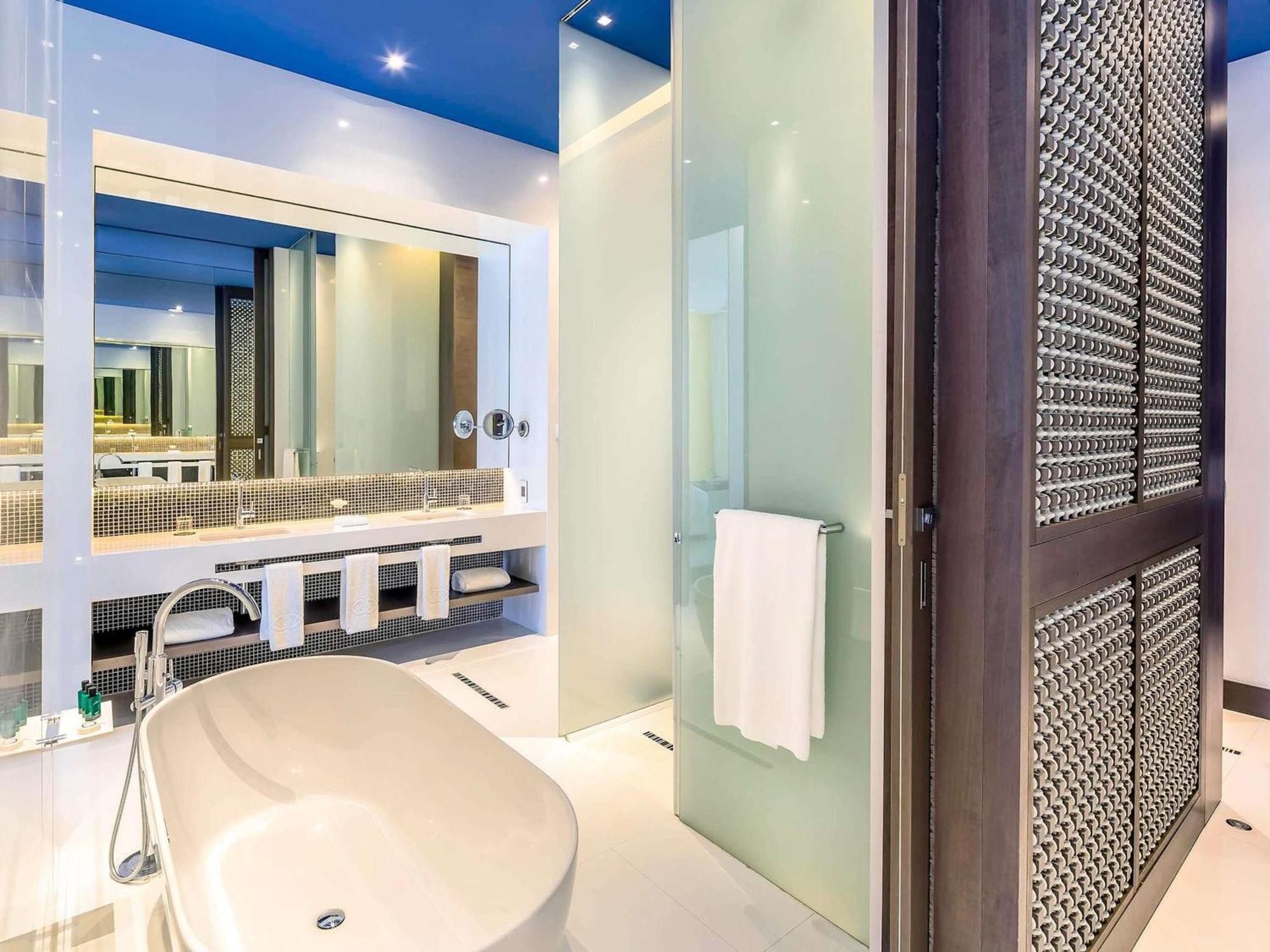 Luxury Room, 1 King-Size Bed, Pool View, Private Terrace