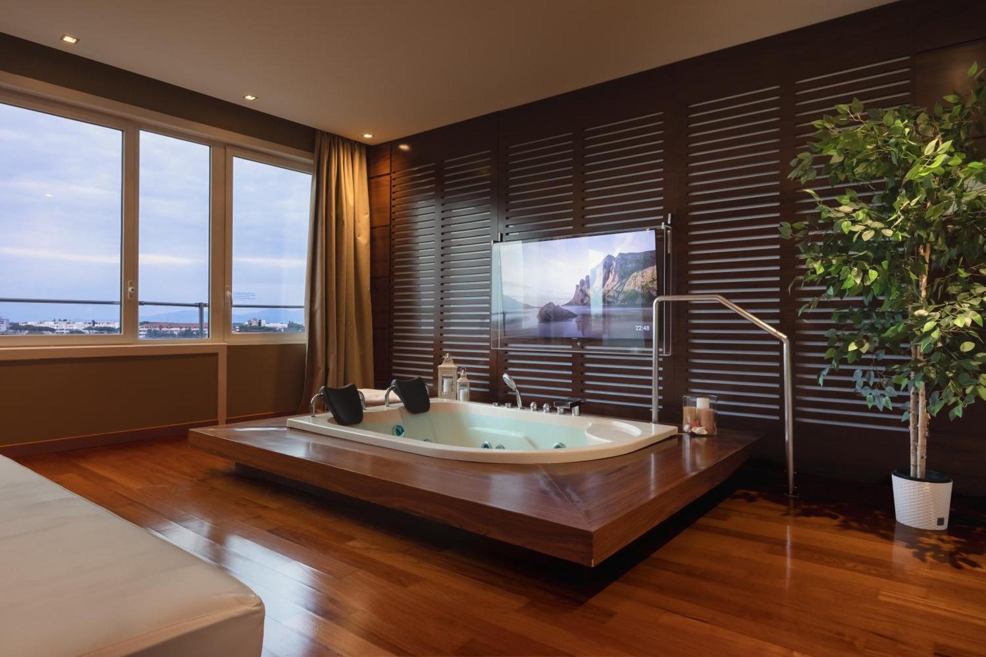 Suite mit Kingsize-Bett mit Whirlpool
