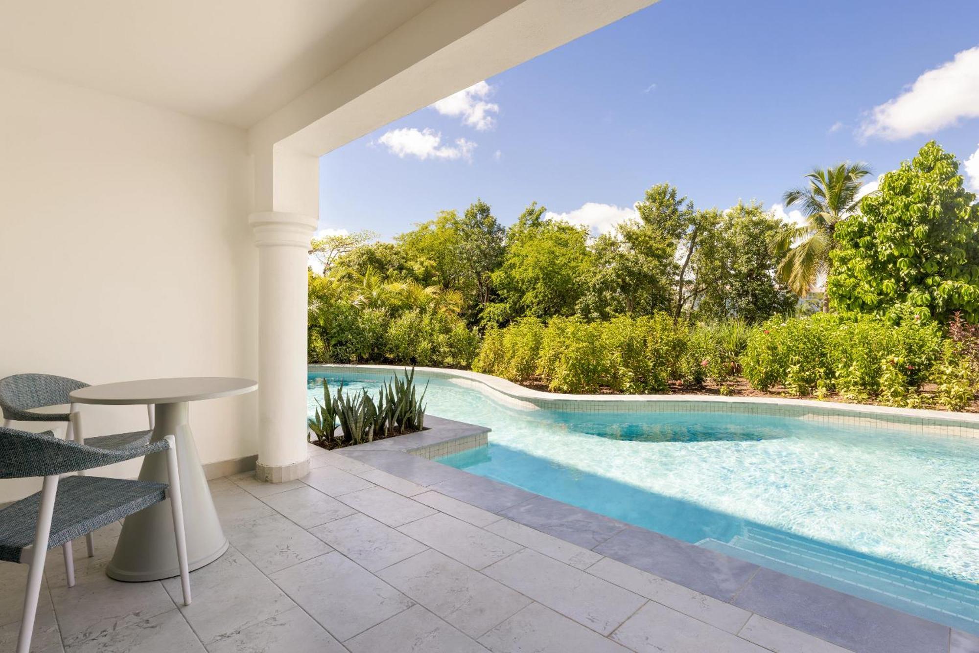 Preferred Club Superior Swim Out King