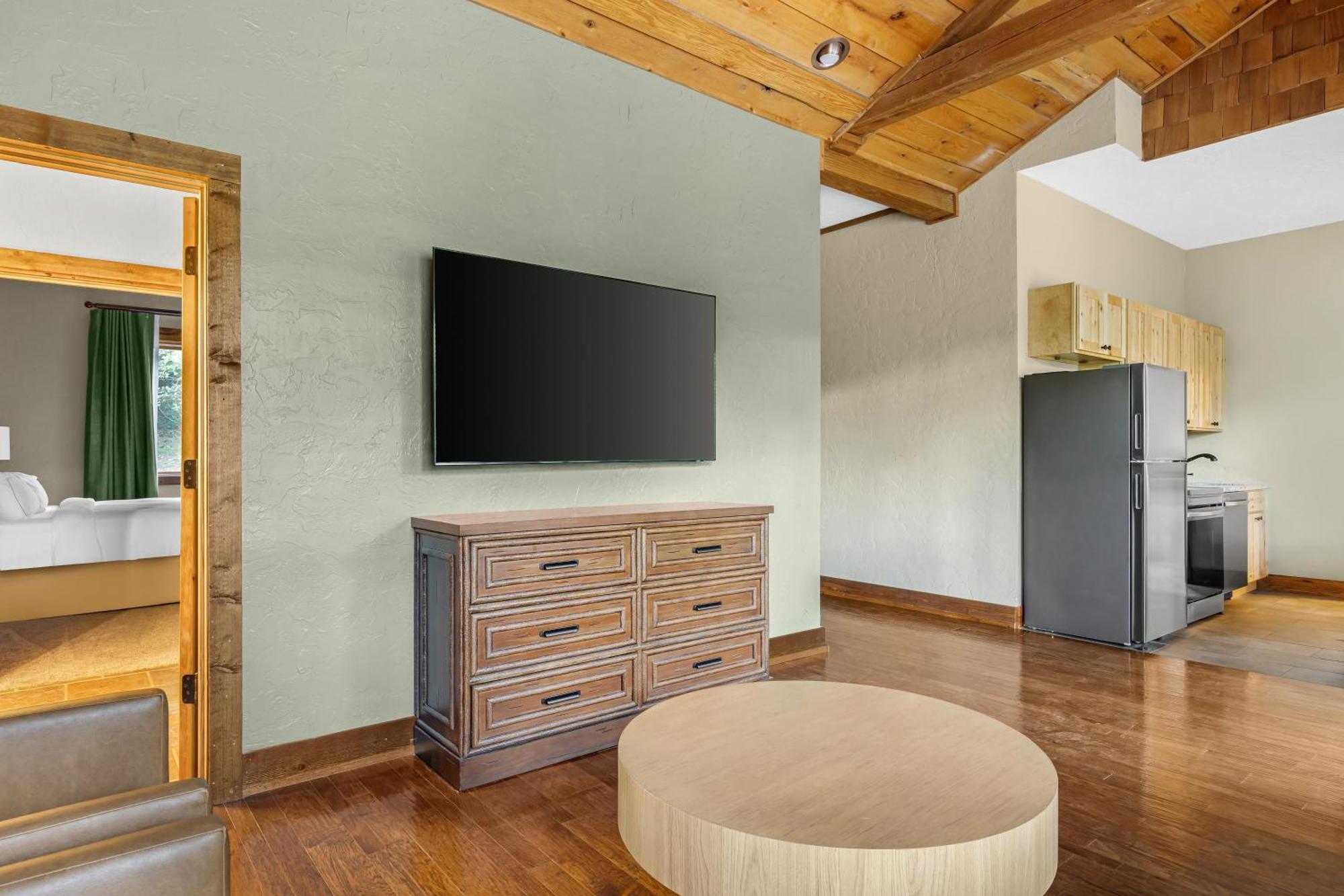 Two-Bedroom Lake View Deluxe Suite with Two King Beds