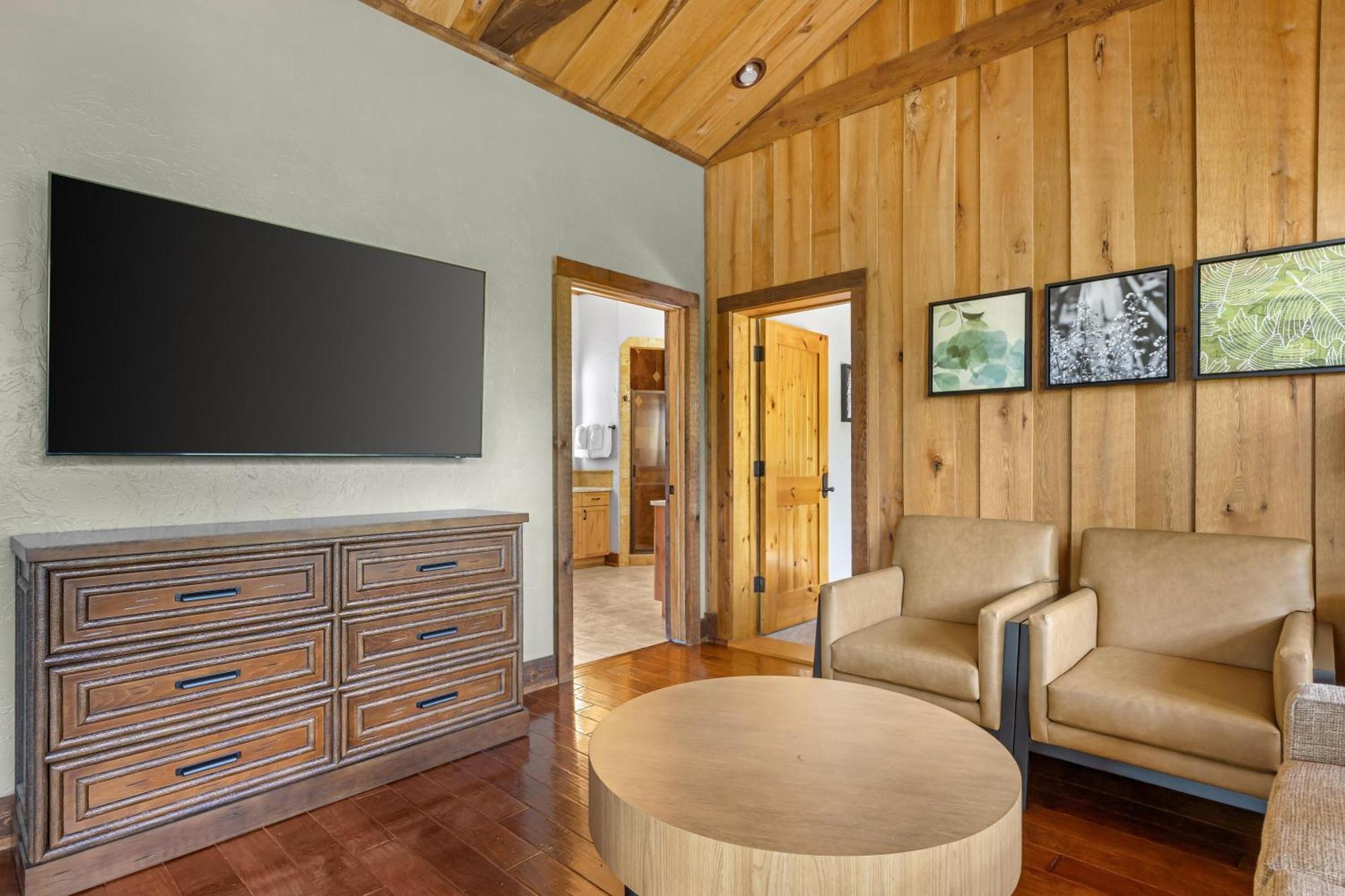Three-Bedroom Lake View Suite with Three King Beds