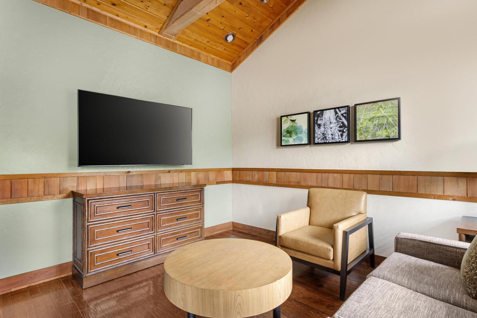 One-Bedroom Room with One King Bed and Balcony