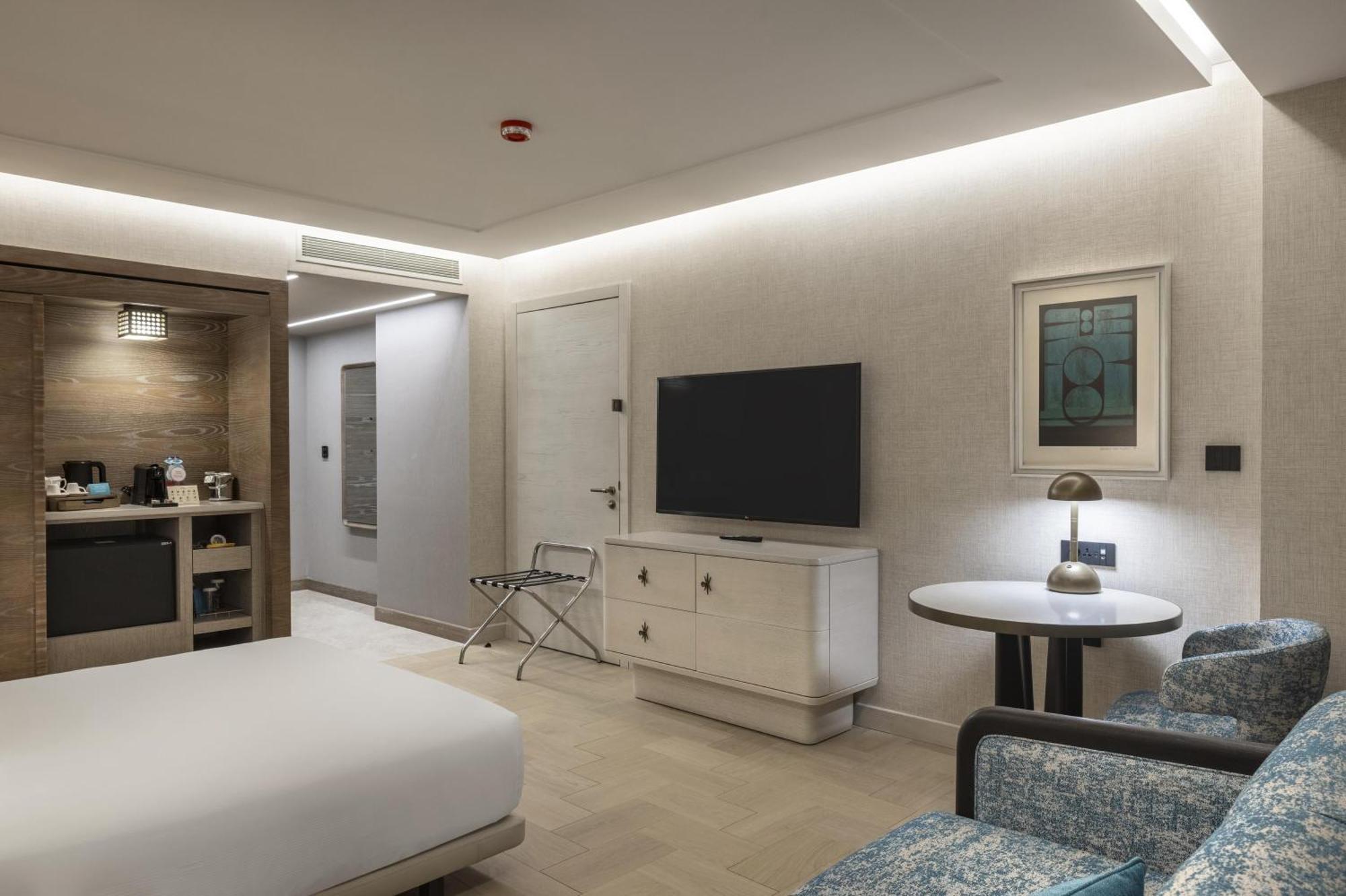 Queen Room Accessible