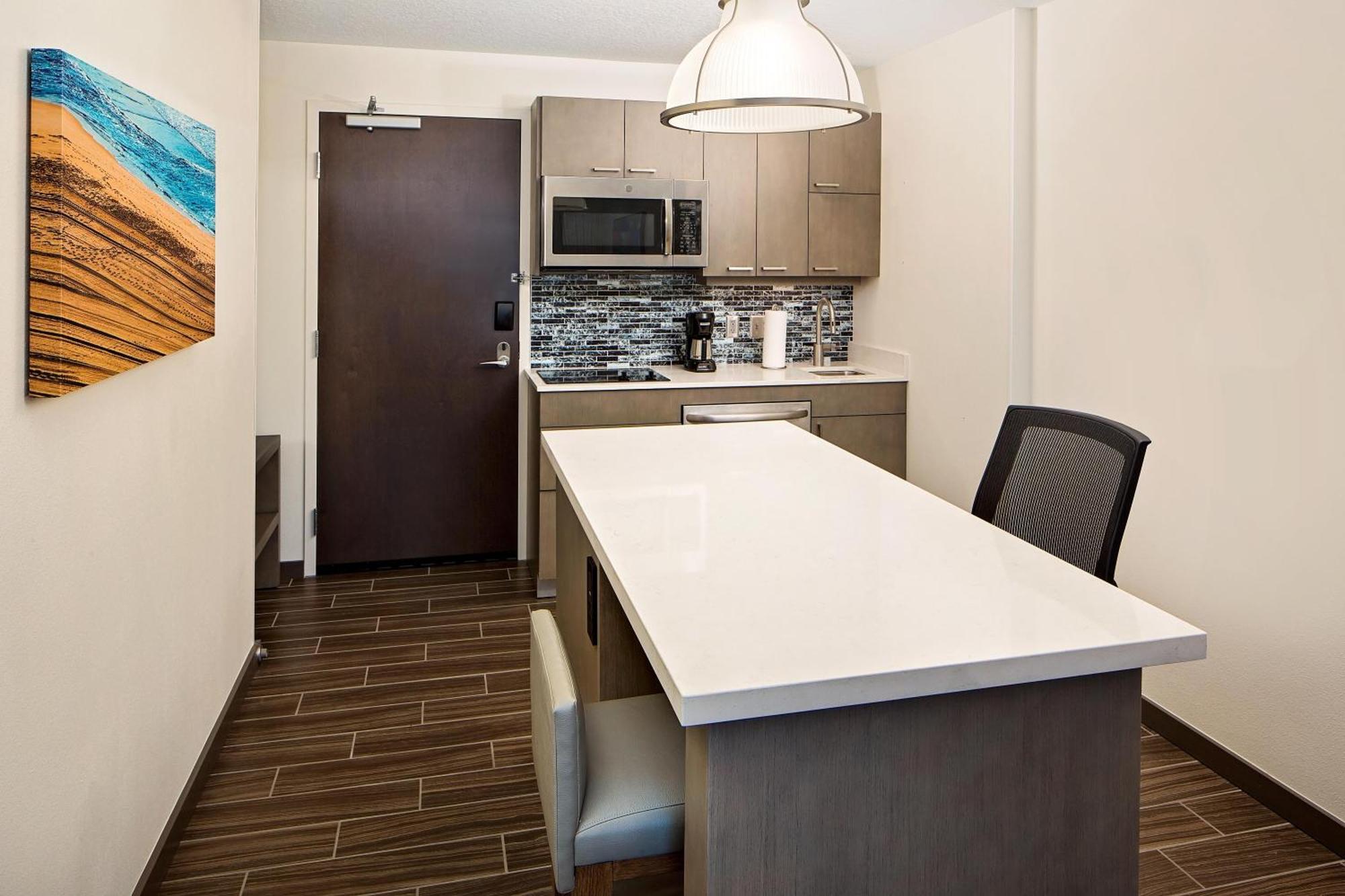 Studio Suite Two Queen Beds Sofa Bed Kitchen