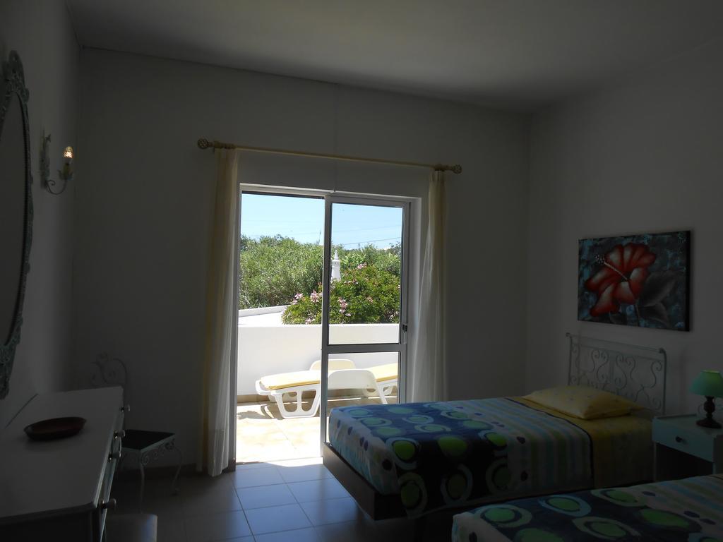 Quarto Twin com Vista Piscina