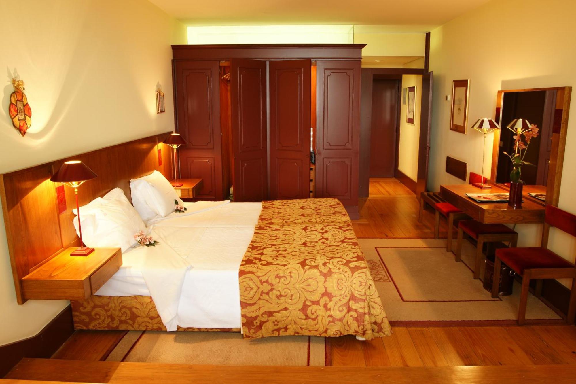 Quarto Familiar (2 Adultos + 1 Criança até aos 12 anos)