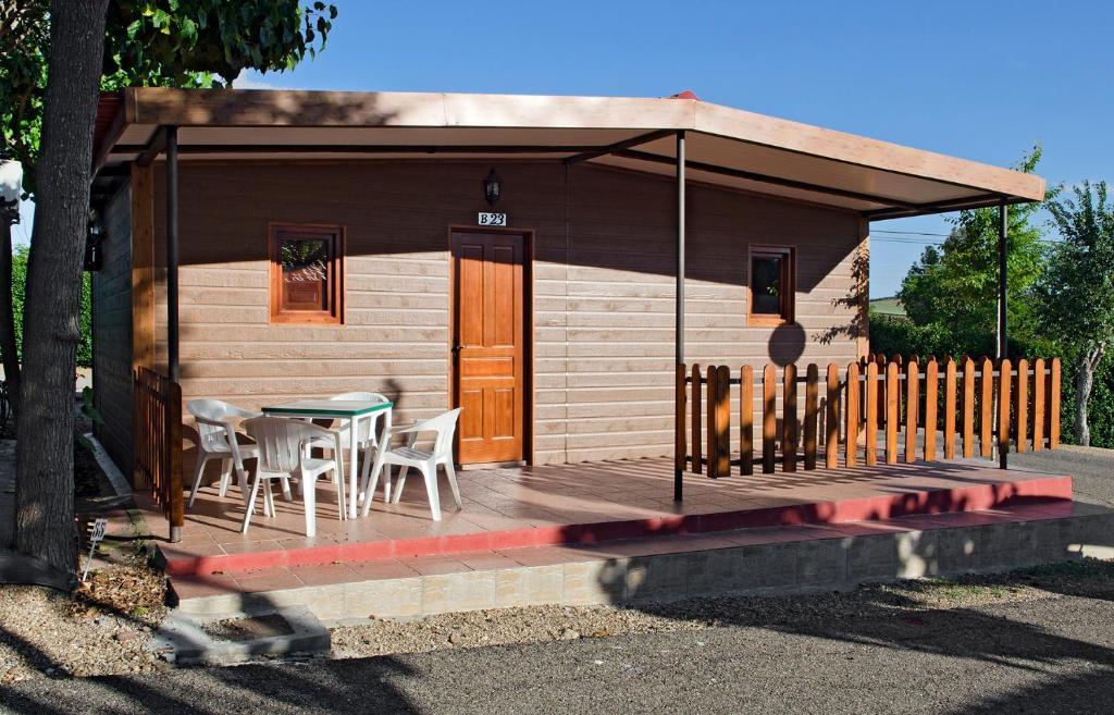 Deluxe Wooden Cabin,389578884:JPEG