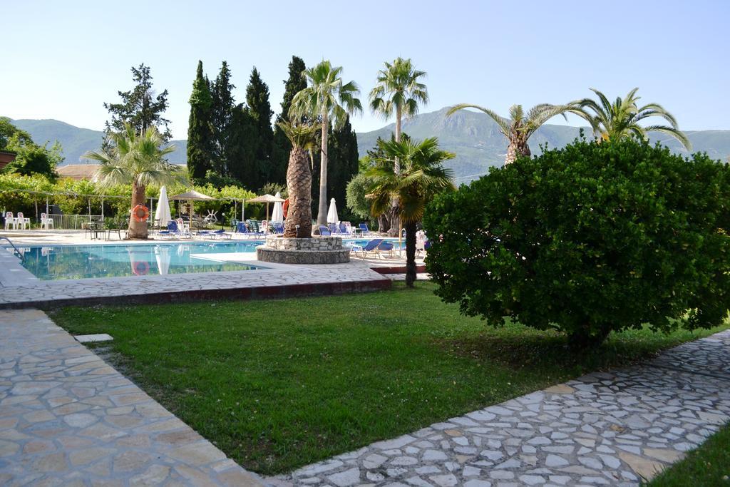 Chambre Lit Queen-Size - Vue sur Piscine