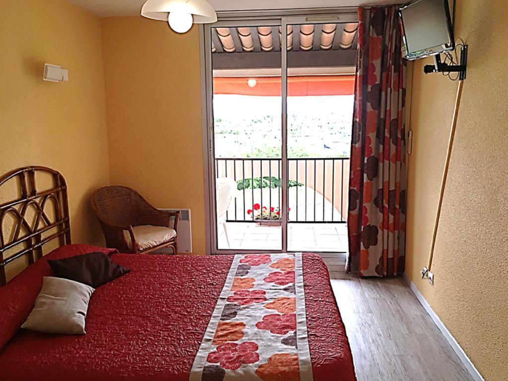 Chambre vue port terrasse et climatisation