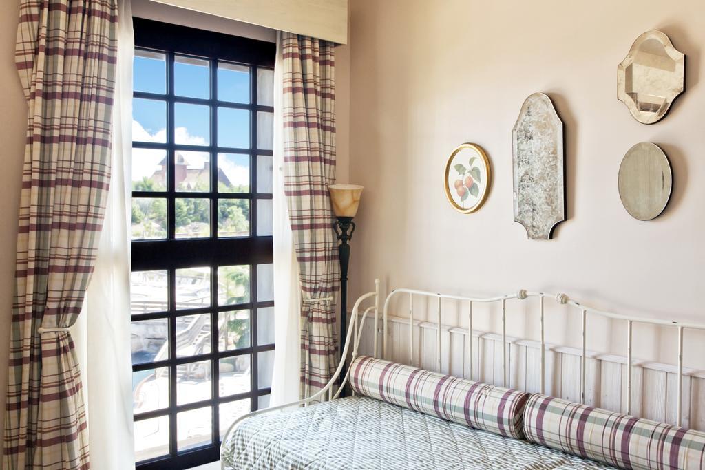 Family Room Access to PortAventura Park 1 ticket to Ferrari Land,641334126:JPEG