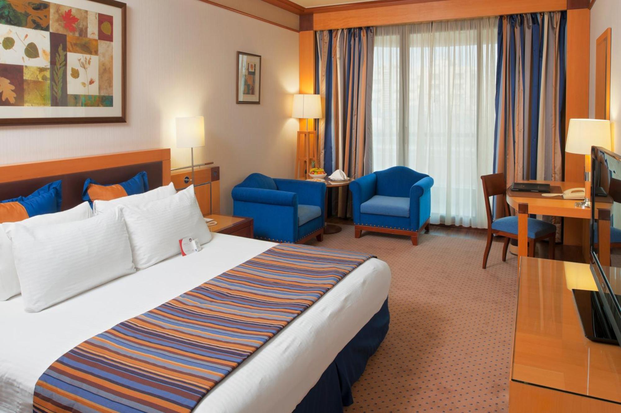 Deluxe Queen Room with City View - Non-Smoking