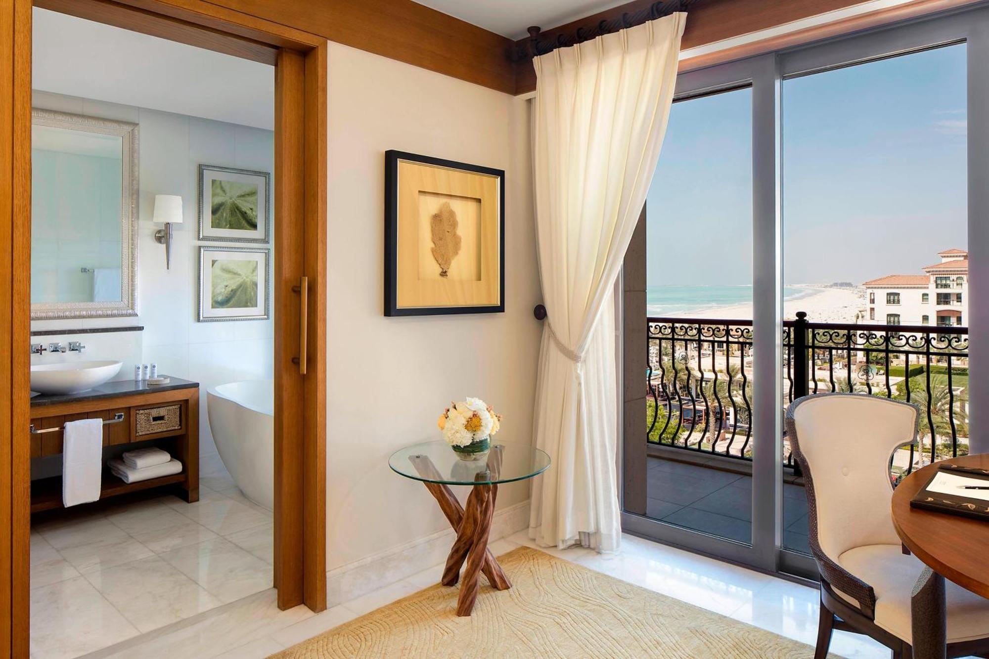 Quarto Superior com 1 Cama King-size, Vista Parcial do Mar e Sofá-cama