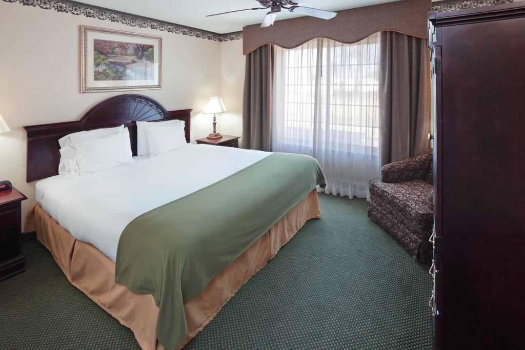 One-Bedroom Queen Suite