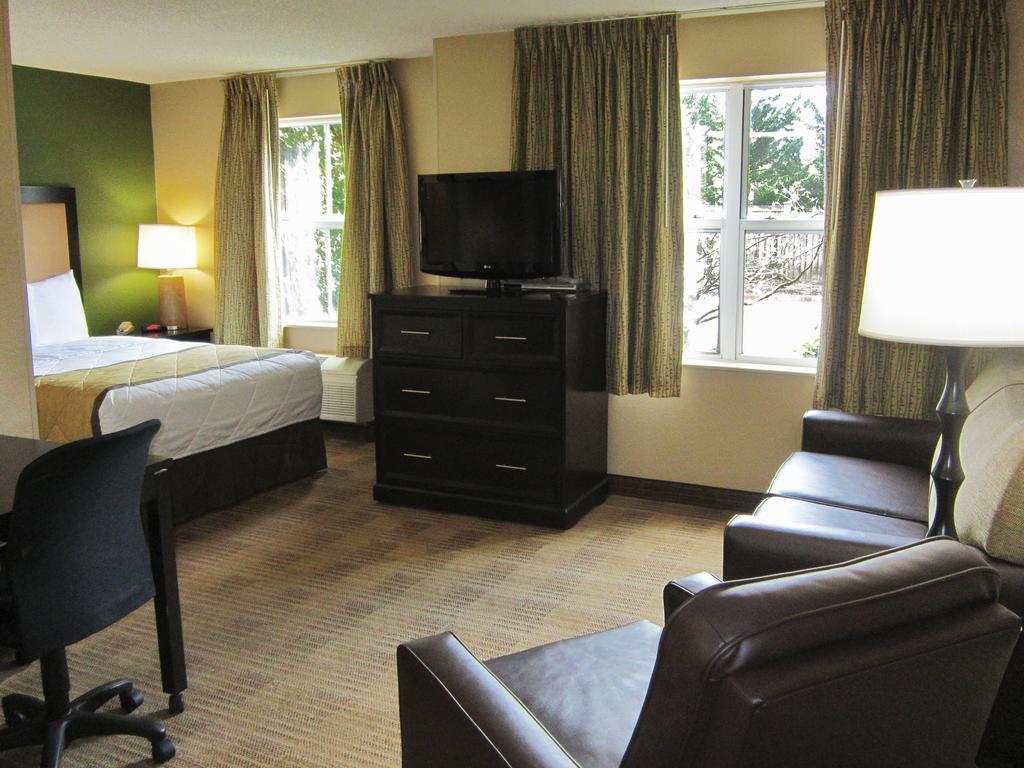 Deluxe Studio 1 Queen Bed Non-Smoking