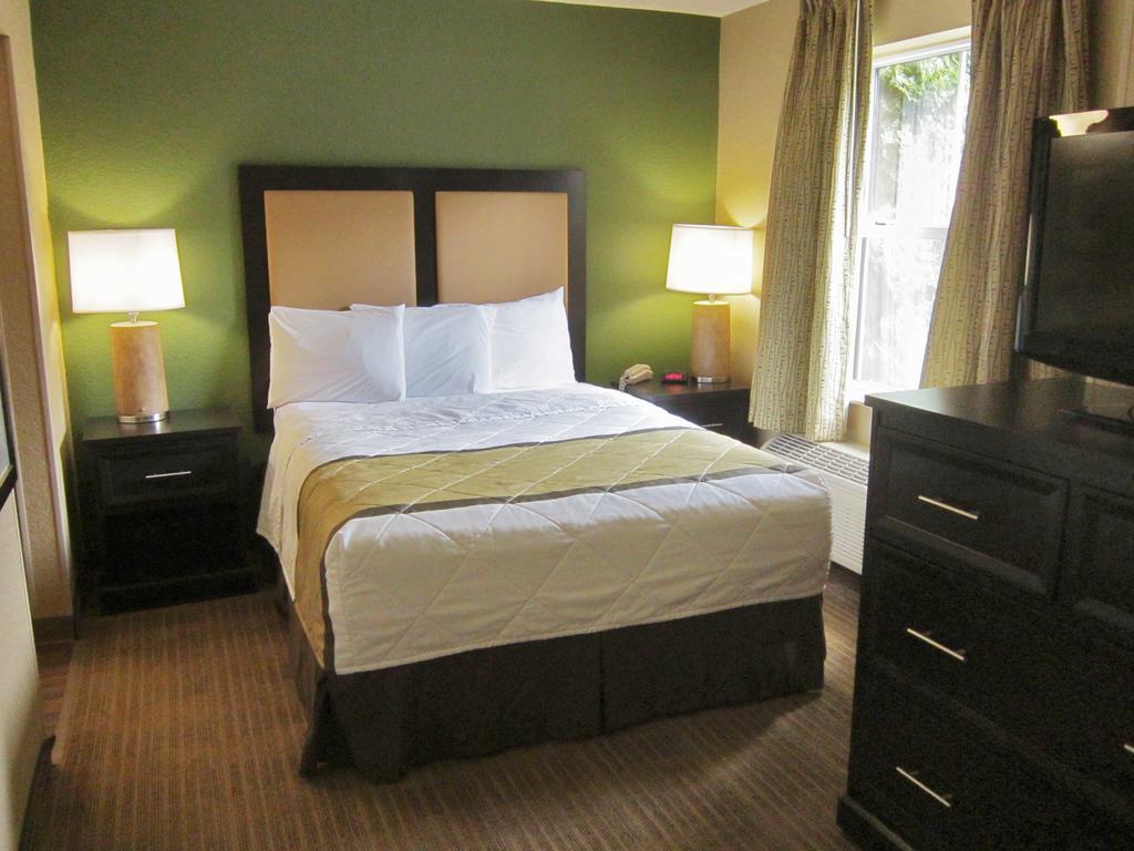 Deluxe Studio 1 Queen Bed Non-Smoking