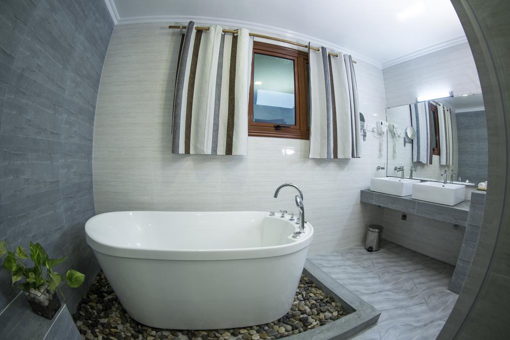 Honeymoon Suite Jacuzzi