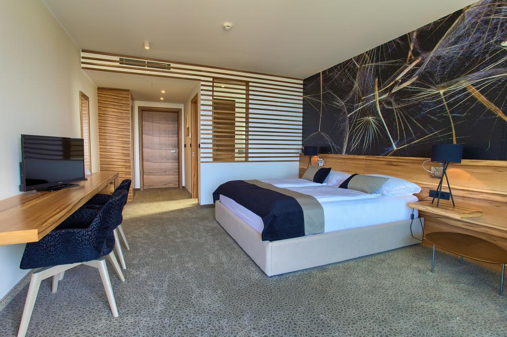 Chambre Double Supérieure avec Balcon - Vue Partielle sur Mer