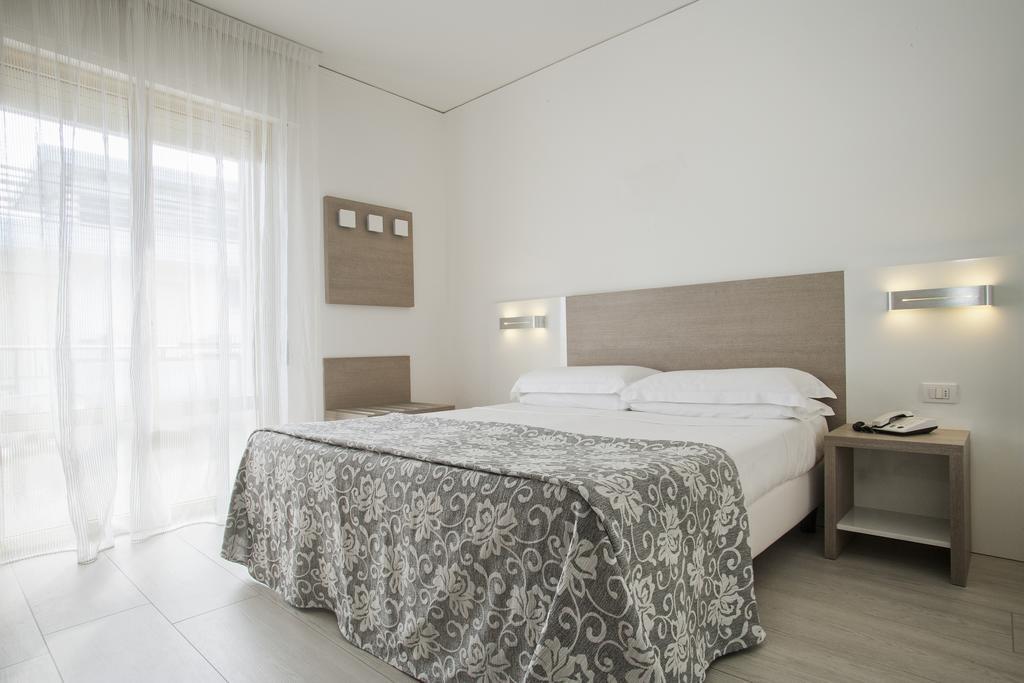 Camera Matrimoniale/Doppia con Letti Singoli con Vista Mare Parziale