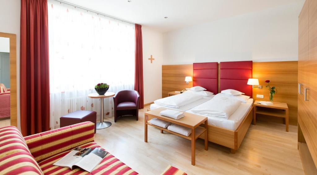 Large Double Room without Balcony,41824696:JPEG