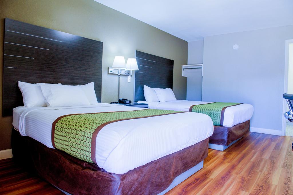 Quadruple Room with Two Queen Beds and Tub - Disability Access/Non Smoking